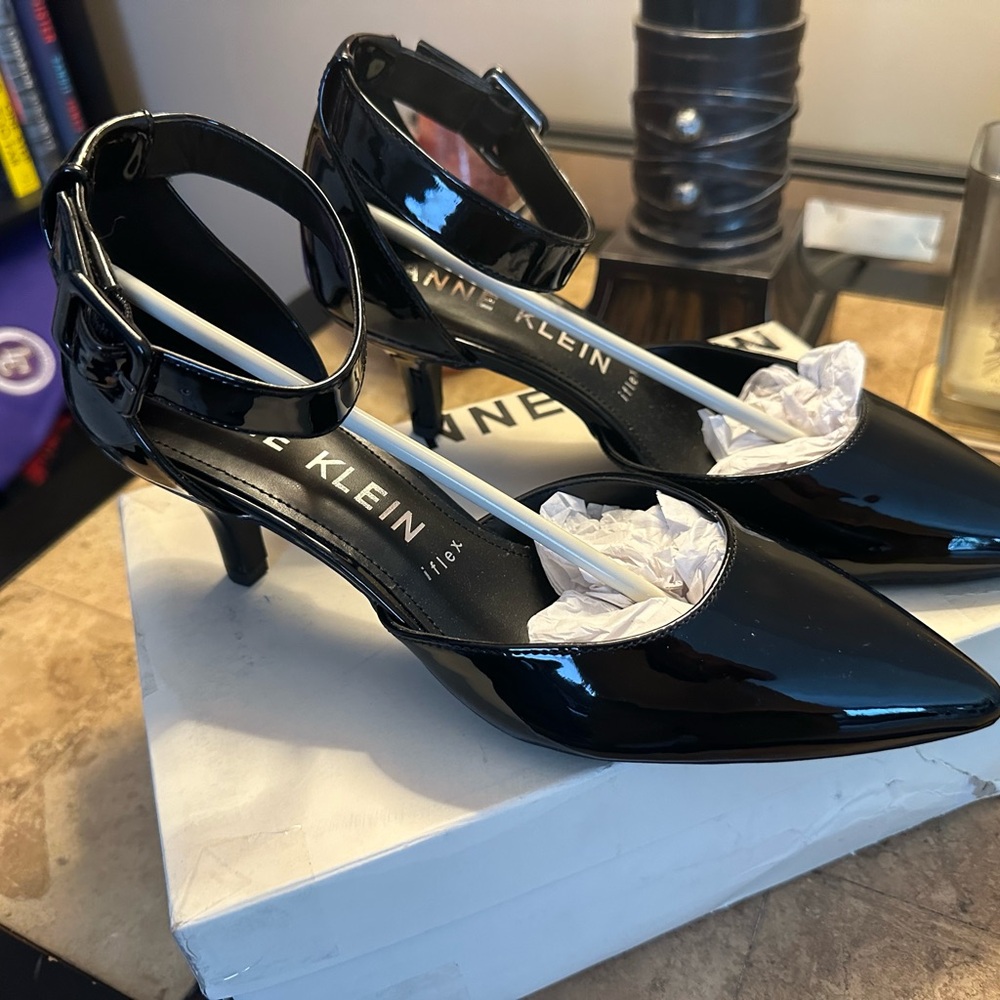 Anne Klein Fabulist Pumps (9 and 9.5) —- (NEW!!)